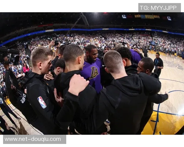 扎克拉文如何在NBA赛场上展现全能篮球才华与领导力 扎克拉文如何在NBA赛场上展现全能篮球才华与领导力